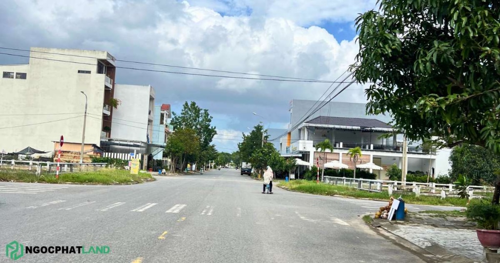 View đất đường đô đốc lân nhìn vào trường học